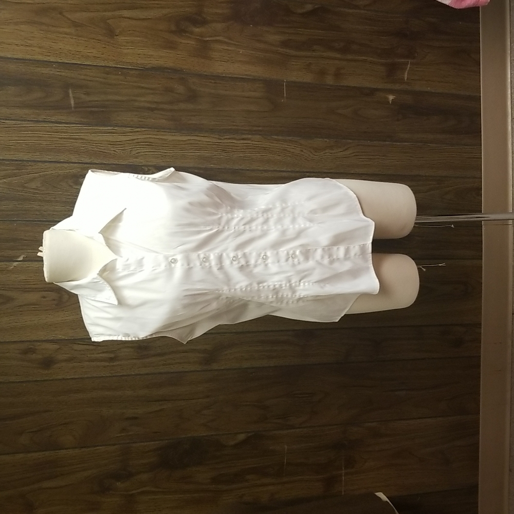 DCC Missy sleeveless button down top